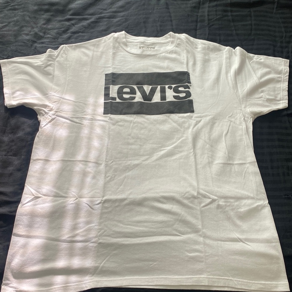 Levi’s t shirt